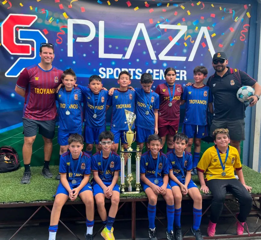 Jugadores y entrenadores de Troyanos con el trofeo y las medallas